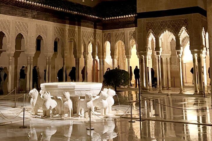 Night Tour of Alhambra and Nasrid Palaces + tickets