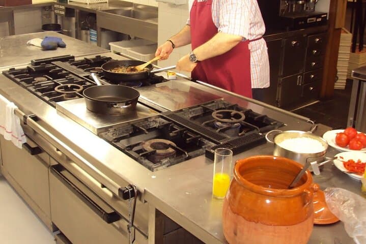 San Sebastián Private Food-Historical tour & meal at a Gastronomy Club