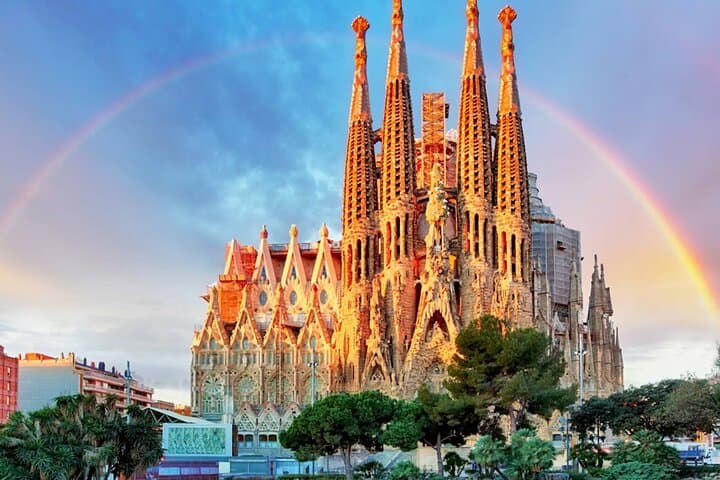 Sagrada Familia Exterior : The Secrets of the Facades