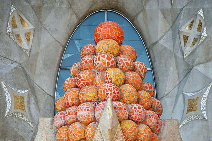 Sagrada Familia Exterior : The Secrets of the Facades