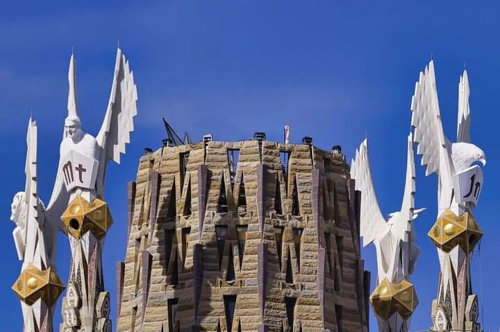 Sagrada Familia Exterior : The Secrets of the Facades