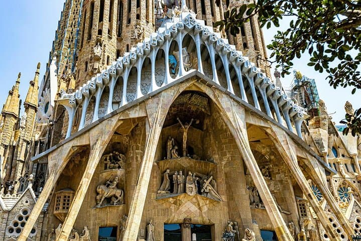 4 Hours Barcelona Highlights Tour by Car
