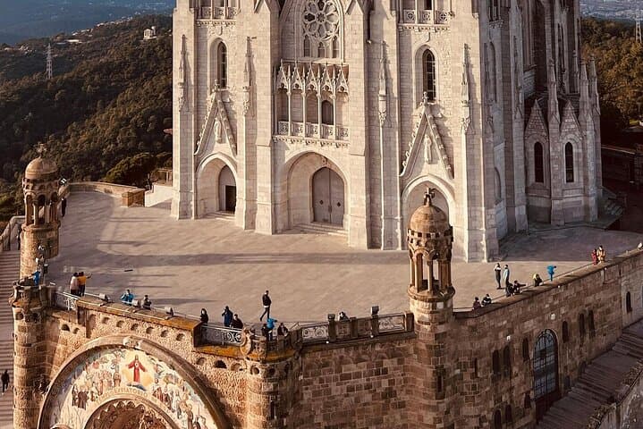 4 Hours Barcelona Highlights Tour by Car