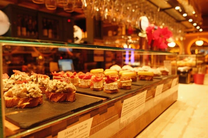 Bilbao Authentic Food Tour with 9 Pintxos and Local Drinks