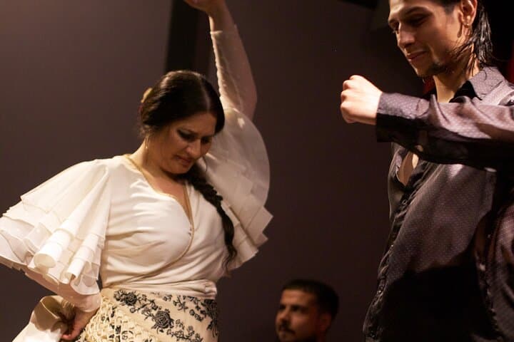 Dialogue and stage tension between bailaora and bailaor