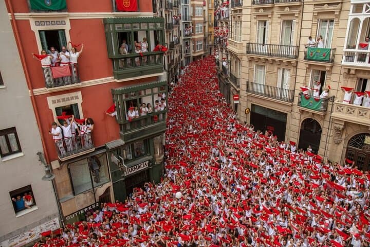 Pamplona : Private Balcony Chupinazo View with Champagne & Tapas
