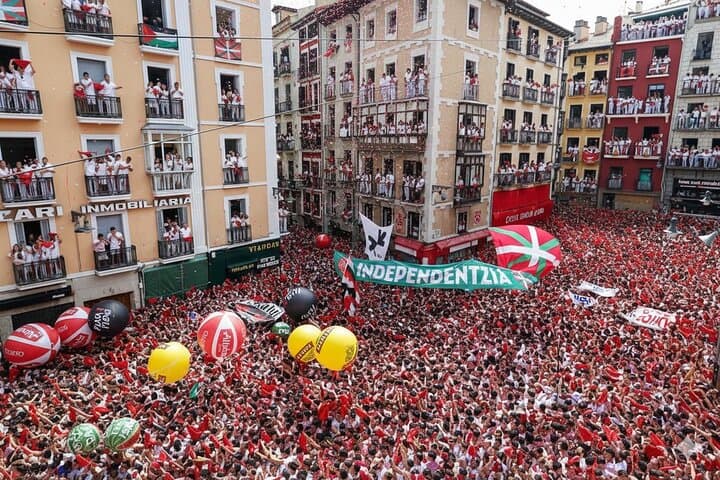 Pamplona : Private Balcony Chupinazo View with Champagne & Tapas