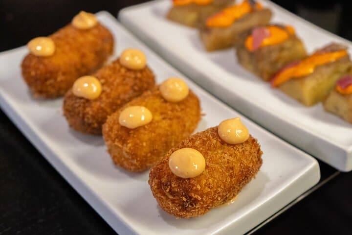 Old Town Barcelona: Tapas & Wine Like a Local