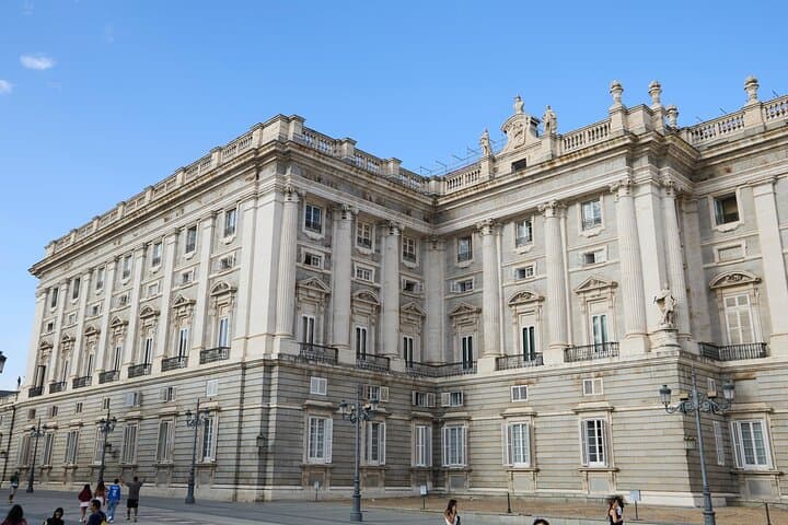 Contrasts of Madrid : Salamanca, Vallecas, China Town & Austrias