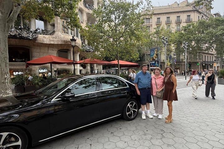 VIP Tour in Barcelona – in front of La Pedrera Our clients are enjoying a private VIP tour in Barcelona, stopping in front of the iconic La Pedrera.