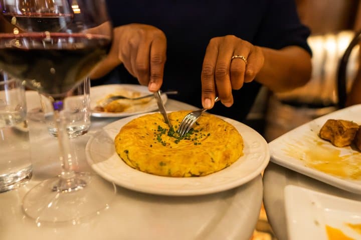 Barcelona Gothic Quarter VIP Tapas and Wine Tour