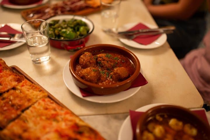 Barcelona Gothic Quarter VIP Tapas and Wine Tour