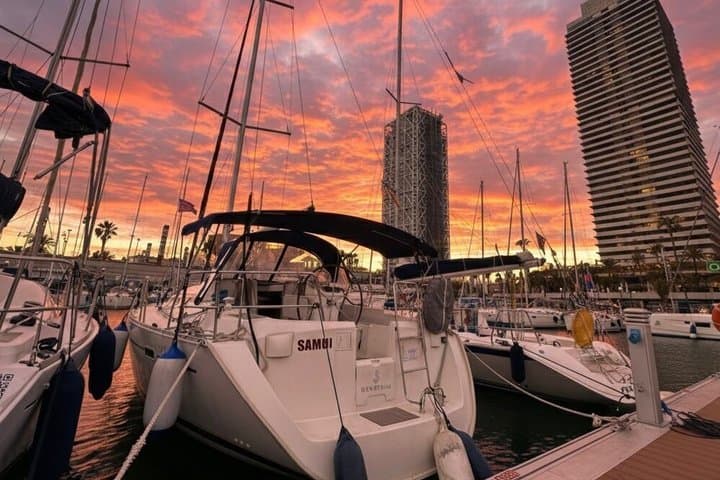 Private 2-Hour Sailing Tour in Barcelona
