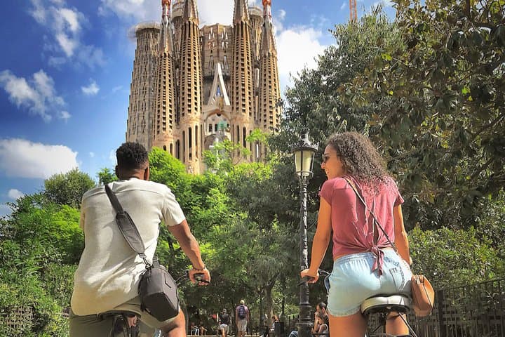 Private Barcelona E-Bike Experience with Iconic Photo Stops