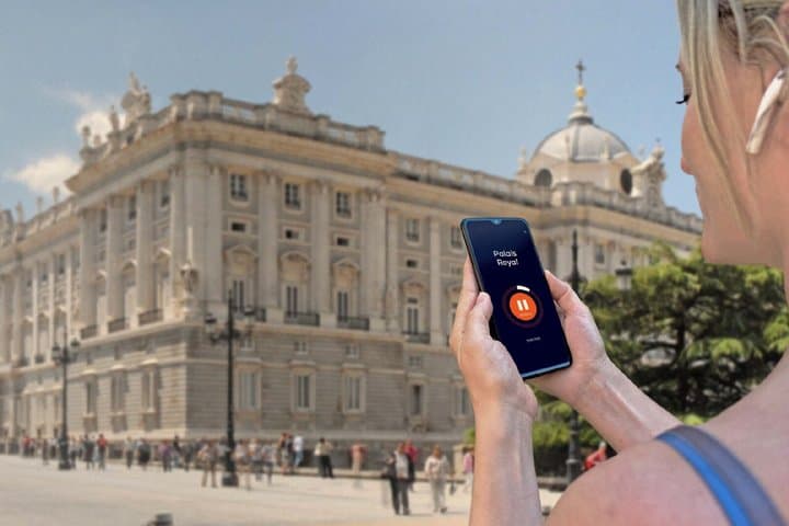 Visit of Madrid in freedom: In front of the huge Royal Palace (Palacio Real), the official residence of the kings of Spain.