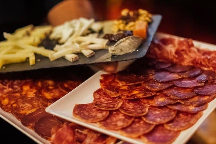 Tapas and Wine Experience in Gràcia
