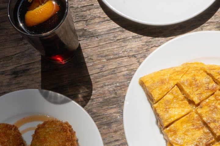 Tapas and Wine Experience in Gràcia