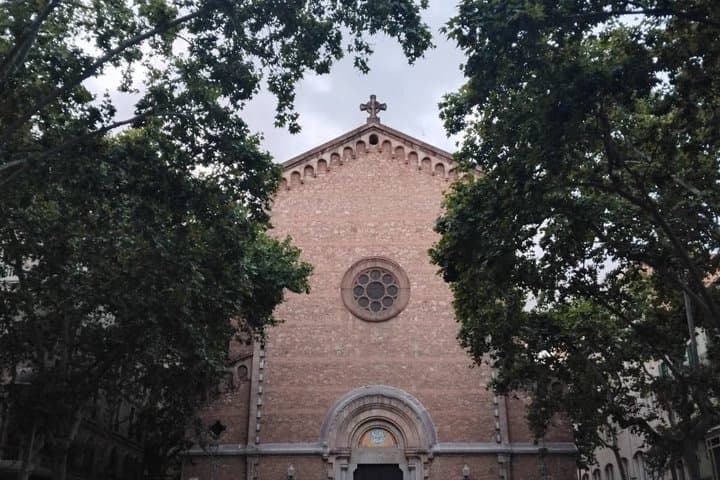 Hidden Gracia with Tapas & Wine - A Local Barcelona Experience