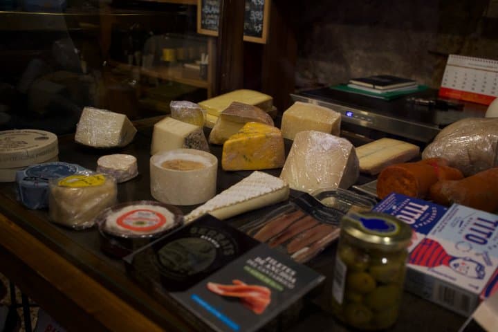 Tapas and Wine Experience in Gràcia