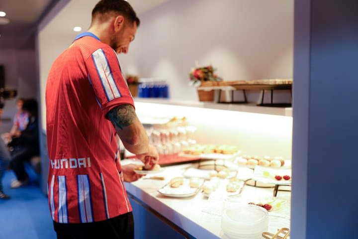 Atletico de Madrid: Premium Tour with Breakfast in Palco de Simeone