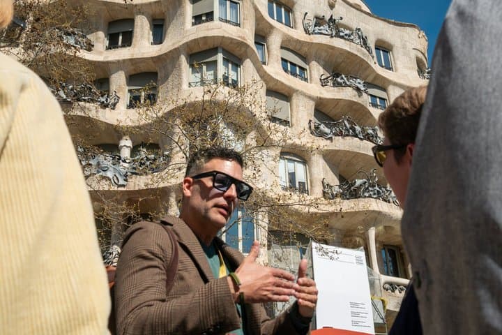 Sagrada Familia Golden Hour & La Pedrera Small Group Tour & Cava