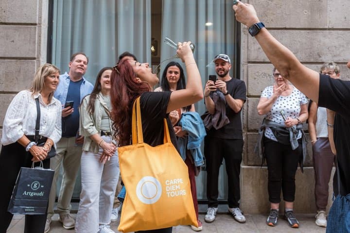 Barcelona: Guided Food Walking Tour with Tapas and Wine