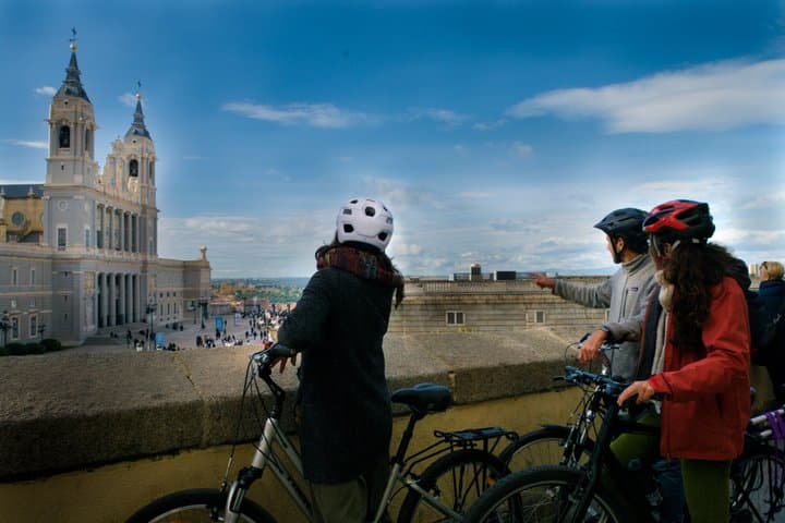 Exclusive Small Group Tour : History, Mystery and Appetizer