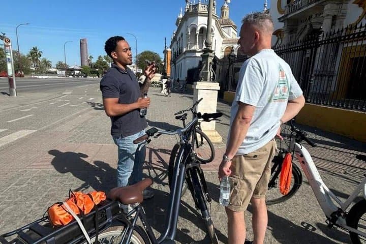 Seville: Guided small group bike and e-bike tour