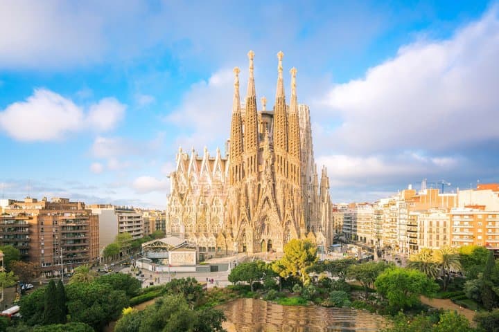 Gaudì Private Tour with Sagrada Familia and Casa Batllò