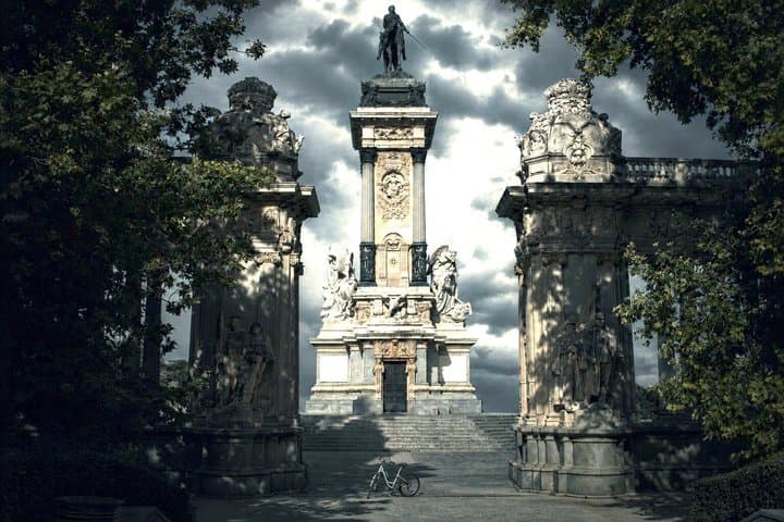 Exclusive Small Group Tour : History, Mystery and Appetizer
