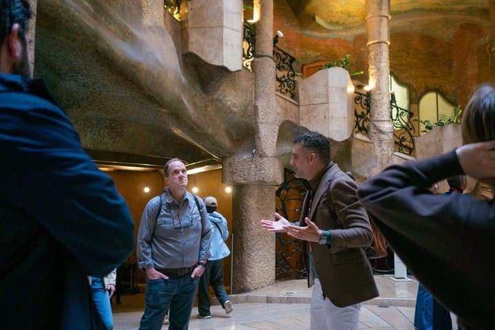 Sagrada Familia Golden Hour & La Pedrera Small Group Tour & Cava