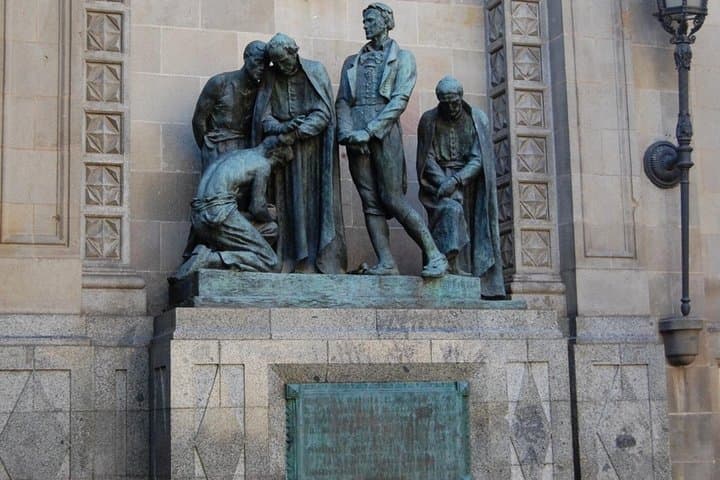Barcelona Gothic Quarter Self Guided Walking Tour with Mobile App