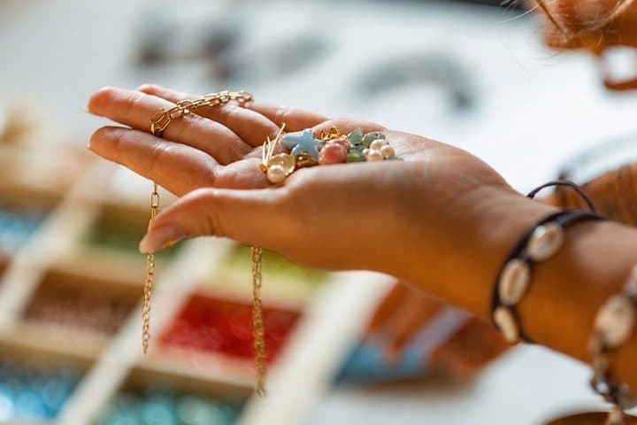 Jewelry workshop with unlimited wine Alicante