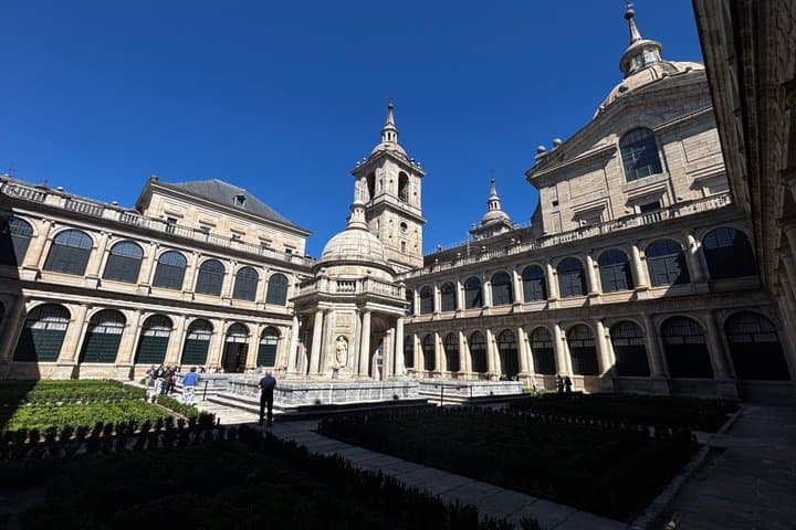 Private Tour El Escorial and Segovia From Madrid with Official Guide