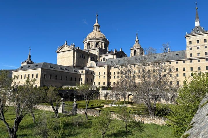 Private Tour El Escorial and Segovia From Madrid with Official Guide