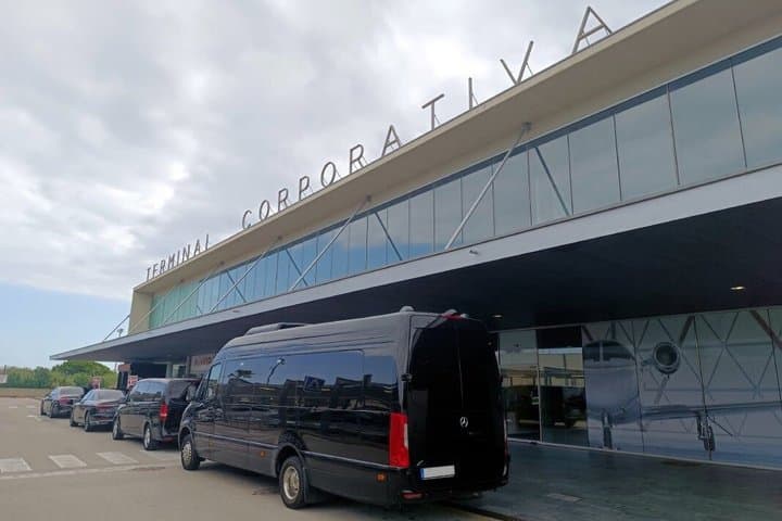Barcelona City Tour Private 4 hours (From 2 to 16 people) NO GUIDE
